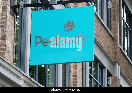 Londres, Royaume-Uni. 12 septembre 2024. Une vue de la signalisation pour Peabody Housing Association, un fournisseur de logements sociaux, vue de la rue devant son siège londonien à Lambeth. Crédit : Ron Fassbender/Alamy Live News Banque D'Images