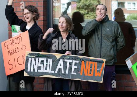 Londres, Royaume-Uni. 12 septembre 2024. Les résidents des propriétés appartenant à la Peabody Housing Association, un fournisseur de logements sociaux, manifestent devant son siège londonien à Lambeth, se plaignant de la hausse des loyers, de la détérioration et de la menace de démolition. Les intervenants du rassemblement ont parlé du domaine Lesnes, à Thamesmead, où des centaines de maisons sont proposées à être démolies, avec des militants de LesRes (résistance de Lesnes) et de Housing Rebellion affirmant un manque de logements abordables dans le projet de réaménagement et une préférence pour la rénovation des maisons existantes. Crédit : Ron Fassbender/Alamy Live News Banque D'Images