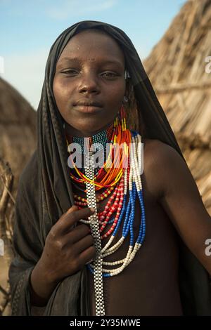 Groupe ethnique arbore : jeune fille célibataire portant des colliers de perles colorées, vallée du sud de l'Omo, Ethiopie Banque D'Images