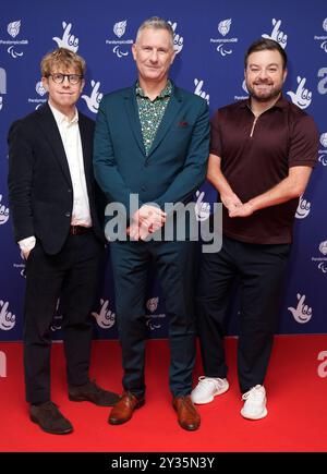 Josh Widdicombe, Adam Hills et Alex Brooker (de gauche à droite) lors de la rentrée des Jeux paralympiques GB à l'Utilita Arena, Birmingham. Date de la photo : jeudi 12 septembre 2024. Banque D'Images