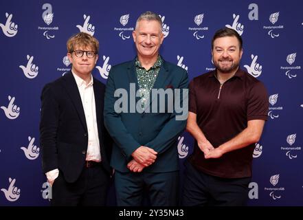 Josh Widdicombe, Adam Hills et Alex Brooker (de gauche à droite) lors de la rentrée des Jeux paralympiques GB à l'Utilita Arena, Birmingham. Date de la photo : jeudi 12 septembre 2024. Banque D'Images