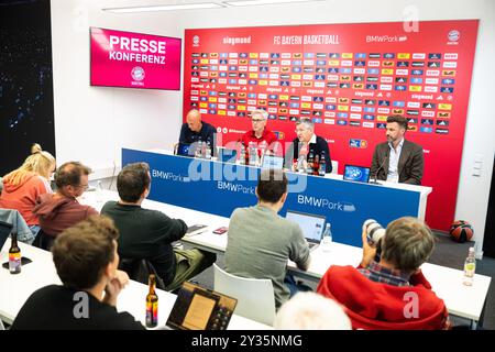 Munich, Allemagne. 12 septembre 2024. Le président du FC Bayern Herbert Hainer (3e à partir de la gauche) intervient lors de la conférence de presse d’ouverture de saison du FC Bayern Basketball aux côtés de l’entraîneur-chef Gordon Herbert (2e à partir de la gauche) et du directeur général Marko Pesic. Crédit : Lukas Barth/dpa/Alamy Live News Banque D'Images