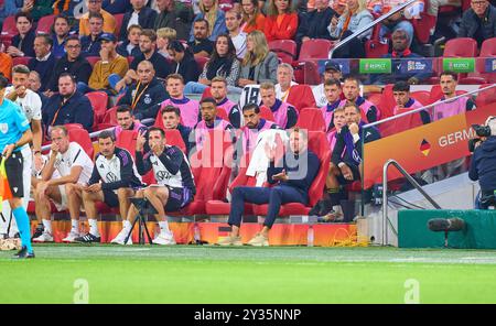 Julian Nagelsmann, Bundestrainer, Nationaltrainer, Sandro Wagner, Benjamin Glück, assistant coach DFB DFB Team Doctor, Dr. Jochen HAHNE, Oliver Baumann, DFB 12, Emre Can, DFB 23 Alexander Nübel, DFB 21 Robin Koch, DFB 2 Waldemar Anton, DFB 3 Chris Führich, DFB 11 Maximilian Beier, DFB 14 Aleksadar Pavlovic, DFB 16 Angelo Stiller, DFB 19 Benjamin Henrichs, DFB 20 Hans-Dieter Hermann, psychologue DFB Team dans le match de l'UEFA Nations League 2024 PAYS-ALLEMAGNE 2-2 en saison 2024/2025 au 10 septembre 2024, Amsterdam. Photographe : ddp images/STAR-images Banque D'Images