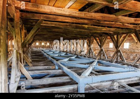 Espace de toit, avec renforcement moderne, église fortifiée de Saschiz aka Keisd (allemand), Saschiz, Transylvanie, Roumanie Banque D'Images