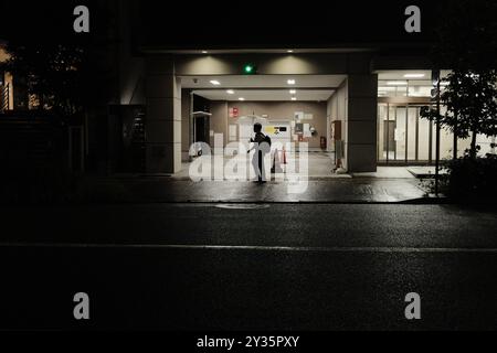 Des plans francs marchant à travers le Japon capturant l'atmosphère relaxante dans une jungle de béton. Banque D'Images