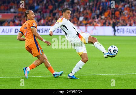 Jamal Musiala, DFB 10 Competition for the ball, Tackling, duel, header, zweikampf, action, lutte contre Xavi Simons, NL 7 dans l'UEFA Nations League 2024 match PAYS-BAS - ALLEMAGNE 2-2 dans la saison 2024/2025 au 10 septembre 2024 à Amsterdam, NL. Photographe : Peter Schatz Banque D'Images