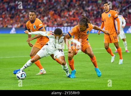 Jamal Musiala, DFB 10 Competition for the ball, Tackling, duel, header, zweikampf, action, lutte contre Ryan Gravenberch, NL 6 Nathan Ake, NL 5 dans l'UEFA Nations League 2024 match PAYS-BAS - ALLEMAGNE 2-2 dans la saison 2024/2025 au 10 septembre 2024 à Amsterdam, NL. Photographe : Peter Schatz Banque D'Images