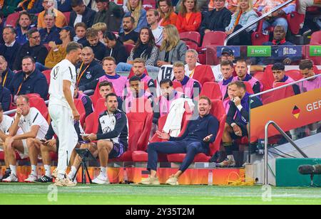 Julian Nagelsmann , Bundestrainer, Nationaltrainer, Sandro Wagner, Benjamin Glück, assistant coach DFB DFB Team Doctor, Dr. Jochen HAHNE , Oliver Baumann, DFB 12, Emre Can, DFB 23 Alexander Nübel, DFB 21 Robin Koch, DFB 2 Waldemar Anton, DFB 3 Chris Führich, DFB 11 Maximilian Beier, DFB 14 Aleksadar Pavlovic, DFB 16 Angelo Stiller, DFB 19 Benjamin Henrichs, DFB 20 Hans-Dieter Hermann, psychologue DFB Team dans le match de l'UEFA Nations League 2024 PAYS-ALLEMAGNE 2-2 en saison 2024/2025 au 10 septembre 2024, Amsterdam. Photographe : Peter Schatz Banque D'Images