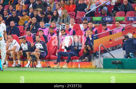 Julian Nagelsmann , Bundestrainer, Nationaltrainer, Sandro Wagner, Benjamin Glück, assistant coach DFB DFB Team Doctor, Dr. Jochen HAHNE , Oliver Baumann, DFB 12, Emre Can, DFB 23 Alexander Nübel, DFB 21 Robin Koch, DFB 2 Waldemar Anton, DFB 3 Chris Führich, DFB 11 Maximilian Beier, DFB 14 Aleksadar Pavlovic, DFB 16 Angelo Stiller, DFB 19 Benjamin Henrichs, DFB 20 Hans-Dieter Hermann, psychologue DFB Team dans le match de l'UEFA Nations League 2024 PAYS-ALLEMAGNE 2-2 en saison 2024/2025 au 10 septembre 2024, Amsterdam. Photographe : Peter Schatz Banque D'Images