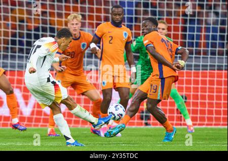 Jamal Musiala, DFB 10 Competition for the ball, Tackling, duel, header, zweikampf, action, combat contre Brian Brobbey, NL 19 dans l'UEFA Nations League 2024 match PAYS-BAS - ALLEMAGNE 2-2 dans la saison 2024/2025 au 10 septembre 2024 à Amsterdam, NL. Photographe : Peter Schatz Banque D'Images