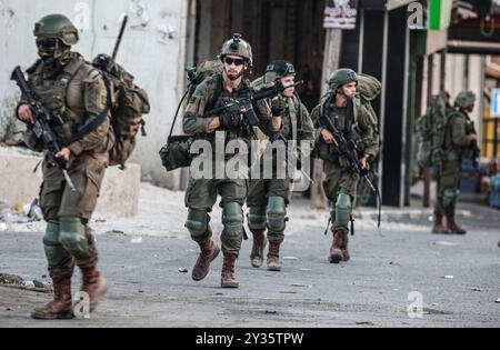 Tubas, Cisjordanie, Palestine. 11 septembre 2024. Soldats d'infanterie israéliens vus se déployer dans la ville de Tubas pendant le raid. Un raid militaire israélien de grande envergure contre la ville de Tubas, dans le nord de la Cisjordanie occupée, a permis de tuer cinq Palestiniens dans une frappe aérienne et les forces ont encerclé un hôpital palestinien et empêché le personnel médical de transporter des patients. (Crédit image : © Nasser Ishtayeh/SOPA images via ZUMA Press Wire) USAGE ÉDITORIAL SEULEMENT! Non destiné à UN USAGE commercial ! Banque D'Images