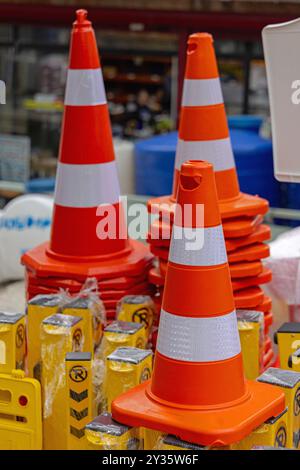 Cônes de circulation orange avec atelier de sécurité de transport de surface réfléchissant Banque D'Images
