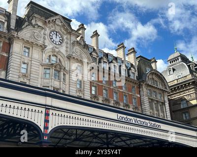 Londres, Royaume-Uni. 11 septembre 2024. La façade de la gare Victoria. Crédit : Benedikt von Imhoff/dpa/Alamy Live News Banque D'Images