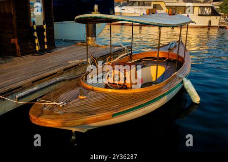 Dora lance un fantasme électrique au Center for Wooden Boats on Lake Union, Seattle, Washington, États-Unis [aucune publication ; licence éditoriale uniquement] Banque D'Images