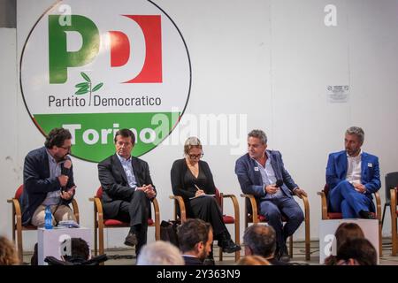 Paolo Mazzoleni, Giorgio Gori, Elena Piastra, Tony Ledda e Jacopo suppo durante il dibattito "E dopo il PNRR? Quali strumenti e politiche per intervenire nelle trasformazioni del territorio" durante la Festa dell'Unit&#xe0 ; di Torino, Italia - cronaca- Gioved&#xec;12 Settembre 2024 (foto Giulio Lapone/LaPresse). Paolo Mazzoleni, Giorgio Gori, Elena Piastra, Tony Ledda et Jacopo suppo pendant le débat "et après le Pnrr? Quels outils et politiques pour intervenir dans les transformations territoriales" lors de la Festa dell'Unit&#xe0 ; à Turin, Italie - News- jeudi 12 septembre 2024 Banque D'Images