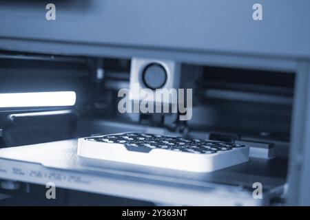 Le processus d'impression sur imprimante 3D. Imprimante 3D créant un modèle à partir de plastique fondu gros plan. ECOULEMENT de plastique fondu dans une extrudeuse et formation D'un objet VOLUMETRIQUE tridimensionnel. Technologies additives Banque D'Images