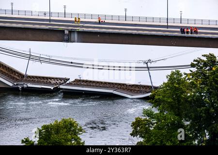 Les ouvriers se tiennent sur la partie intacte du pont Carola partiellement effondré, une partie du pont brisée dans l'Elbe. Dresde Saxe Allemagne Banque D'Images