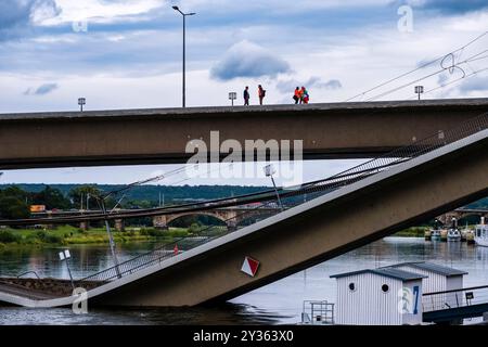 Les ouvriers se tiennent sur la partie intacte du pont Carola partiellement effondré, une partie du pont brisée dans l'Elbe. Dresde Saxe Allemagne Banque D'Images