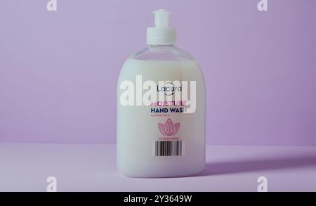 Mansfield, Nottingham, Royaume-Uni, 17 septembre 2024 : image de produit studio de Lacura lavage des mains. Banque D'Images