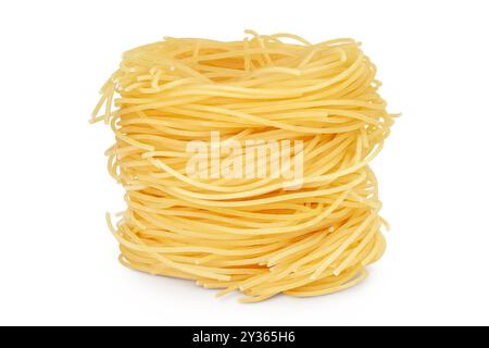 Tagliatelles italiennes de pâtes nid isolé sur fond blanc avec pleine profondeur de champ. Banque D'Images