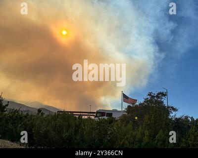 Phelan, Californie, États-Unis. 11 septembre 2024. Un panache de fumée créé par le Bridge Fire remplit le ciel de la forêt nationale d'Angeles, vu du désert juste à côté de la Pear Blossom Highway, entre Llano et Phelan, en Californie. (Crédit image : © Amy Katz/ZUMA Press Wire) USAGE ÉDITORIAL SEULEMENT! Non destiné à UN USAGE commercial ! Banque D'Images