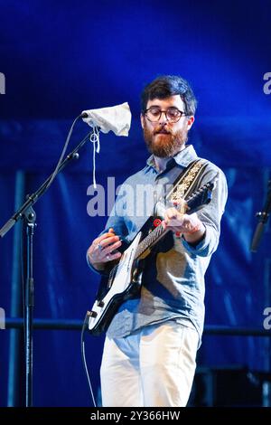 WOODS, CONCERT, GREEN MAN FESTIVAL 2013 : Jeremy Earl du groupe américain Woods jouant en direct sur la Far Out Stage au Green Man Festival 2013 à Glanusk Park, Brecon, pays de Galles, août 2013. Photo : Rob Watkins. INFO : Woods est un groupe de folk-rock indie américain connu pour son son lo-fi, psychédélique. Mêlant mélodies folkloriques, instrumentation expérimentale et paroles introspectives, leur musique explore souvent les thèmes de la nature, de la spiritualité et de la réflexion personnelle, créant une atmosphère rêveuse et nostalgique. Banque D'Images