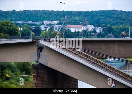 Un des points de démolition du pont Carola partiellement effondré, un ouvrier marche sur la partie intacte du pont. Banque D'Images