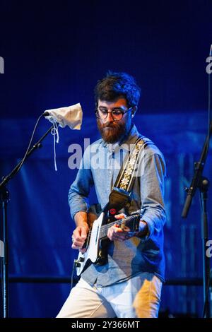 WOODS, CONCERT, GREEN MAN FESTIVAL 2013 : Jeremy Earl du groupe américain Woods jouant en direct sur la Far Out Stage au Green Man Festival 2013 à Glanusk Park, Brecon, pays de Galles, août 2013. Photo : Rob Watkins. INFO : Woods est un groupe de folk-rock indie américain connu pour son son lo-fi, psychédélique. Mêlant mélodies folkloriques, instrumentation expérimentale et paroles introspectives, leur musique explore souvent les thèmes de la nature, de la spiritualité et de la réflexion personnelle, créant une atmosphère rêveuse et nostalgique. Banque D'Images