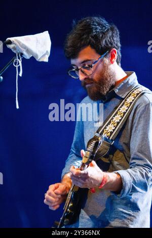 WOODS, CONCERT, GREEN MAN FESTIVAL 2013 : Jeremy Earl du groupe américain Woods jouant en direct sur la Far Out Stage au Green Man Festival 2013 à Glanusk Park, Brecon, pays de Galles, août 2013. Photo : Rob Watkins. INFO : Woods est un groupe de folk-rock indie américain connu pour son son lo-fi, psychédélique. Mêlant mélodies folkloriques, instrumentation expérimentale et paroles introspectives, leur musique explore souvent les thèmes de la nature, de la spiritualité et de la réflexion personnelle, créant une atmosphère rêveuse et nostalgique. Banque D'Images