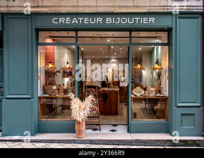 Apache bijoutier, Bordeaux. Boutique de bijoux avec affichage élégant. Banque D'Images