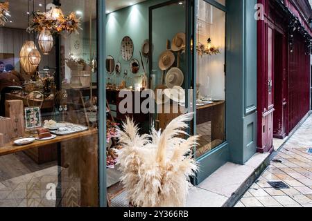 Apache bijoutier, Bordeaux. Boutique de bijoux avec affichage élégant. Banque D'Images