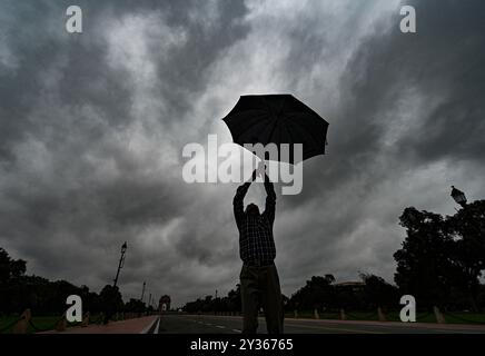 New Delhi, Inde. 12 septembre 2024. NEW DELHI, INDE - 12 SEPTEMBRE : des nuages sombres planent au-dessus du ciel à Kartavya Path le 12 septembre 2024 à New Delhi, Inde. Delhi et les régions avoisinantes ont connu de fortes précipitations jeudi, provoquant un engorgement et des pannes de courant dans plusieurs régions. Le Département météorologique indien (IMD) a émis une alerte de pluie de trois jours, prédisant plus de pluie tout au long du week-end. (Photo de Sanchit Khanna/Hindustan Times/Sipa USA) crédit : Sipa USA/Alamy Live News Banque D'Images