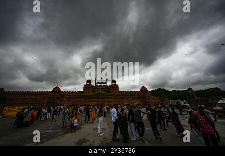 New Delhi, Inde. 12 septembre 2024. NEW DELHI, INDE - 12 SEPTEMBRE : des nuages sombres planent au-dessus du ciel à Red Fort le 12 septembre 2024 à New Delhi, Inde. Delhi et les régions avoisinantes ont connu de fortes précipitations jeudi, provoquant un engorgement et des pannes de courant dans plusieurs régions. Le Département météorologique indien (IMD) a émis une alerte de pluie de trois jours, prédisant plus de pluie tout au long du week-end. (Photo de Sanchit Khanna/Hindustan Times/Sipa USA) crédit : Sipa USA/Alamy Live News Banque D'Images