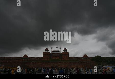 New Delhi, Inde. 12 septembre 2024. NEW DELHI, INDE - 12 SEPTEMBRE : des nuages sombres planent au-dessus du ciel à Red Fort le 12 septembre 2024 à New Delhi, Inde. Delhi et les régions avoisinantes ont connu de fortes précipitations jeudi, provoquant un engorgement et des pannes de courant dans plusieurs régions. Le Département météorologique indien (IMD) a émis une alerte de pluie de trois jours, prédisant plus de pluie tout au long du week-end. (Photo de Sanchit Khanna/Hindustan Times/Sipa USA) crédit : Sipa USA/Alamy Live News Banque D'Images