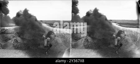 Un soldat français de la première Guerre mondiale utilise un lance-flammes Schilt dans une tranchée quelque part en France. Banque D'Images