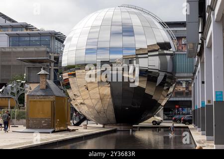 Le globe du planétarium de We the Curious à Millennium Square, Bristol Banque D'Images