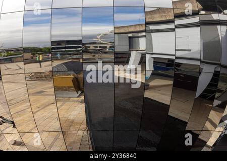 Le globe du planétarium de We the Curious à Millennium Square, Bristol Banque D'Images