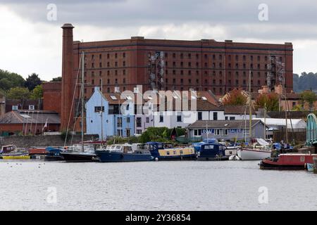 Bateaux amarrés à Underfall Yard, Bristol, avec le Create Centre en arrière-plan Banque D'Images