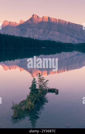 Reflet du mont Rundle sur le lac Two Jack du parc national Banff Banque D'Images