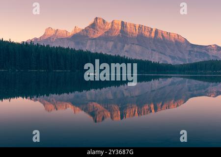 Reflet du mont Rundle sur le lac Two Jack du parc national Banff Banque D'Images