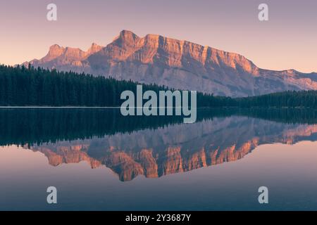 Reflet du mont Rundle sur le lac Two Jack du parc national Banff Banque D'Images