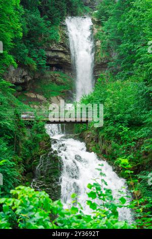 Chute d'eau de Giessbach Falls en Suisse par temps couvert Banque D'Images