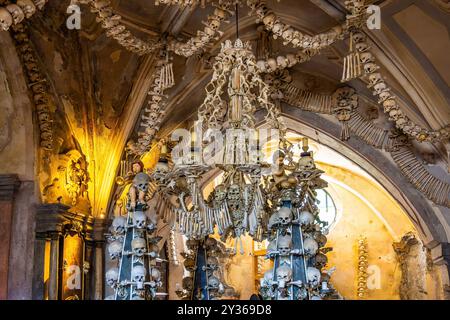 Kutná Hora, République tchèque - 29 mai 2024 : Ossuaire de Sedlec, une petite chapelle catholique sous l'église du cimetière de tous les Saints qui contient les squelettes Banque D'Images