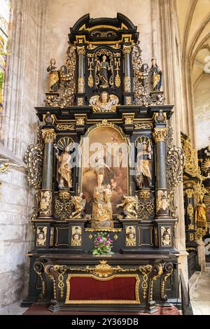 Kutná Hora, République tchèque - 29 mai 2024 : autel à l'intérieur de l'église Sainte-Barbara, une église catholique romaine à Kutná Hora dans le style d'une cathédrale Banque D'Images