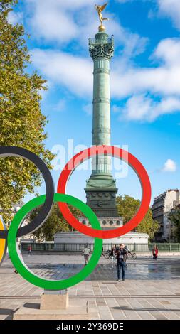 Paris, France, 12 septembre 2024, anneaux olympiques des Jeux d'été de 2024 place de la Bastille, éditorial exclusif. Banque D'Images