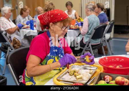 Membre clair Shores, Michigan - les bénévoles du Centre pour aînés composé clair Shores préparent des tartes aux pommes lors de leur semaine annuelle de la tarte aux pommes. Ils font environ 900 Banque D'Images