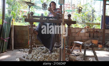 Myanmar Artisan Crafting parapluies avec des outils traditionnels de travail du bois Banque D'Images