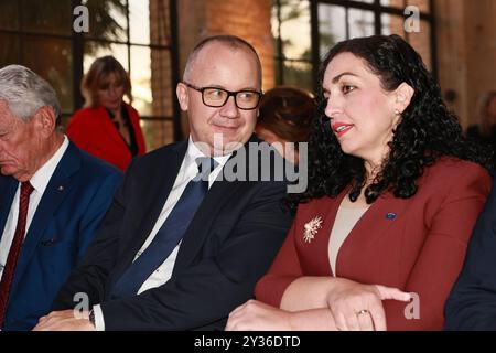 Potsdam, Allemagne, 12 septembre 2024 (G-d) le Professeur Adam Bodnar (Ministre de la Justice de la République de Pologne) et le Dr Vjosa Osmani-Sadriu (Président de la République du Kosovo) assistent au M100 Media Award 2024 à l'Orangerie Sanssouci. Sven Struck/Alamy Live News Banque D'Images