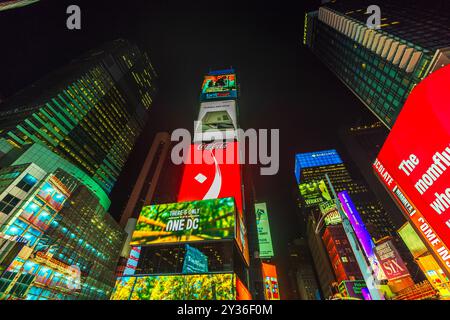 Vue rapprochée des gratte-ciels de Manhattan la nuit sur Times Square avec des panneaux d'affichage affichant la publicité Coca-Cola. New York. ÉTATS-UNIS. Banque D'Images