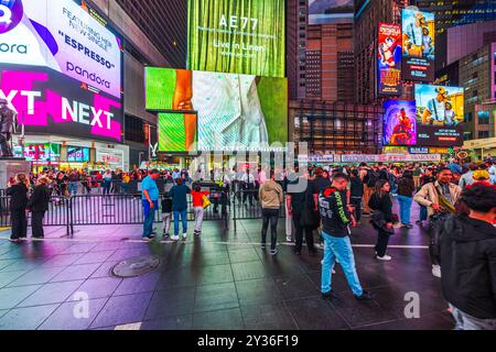 Belle vue de Times Square la nuit avec de grands panneaux publicitaires, des foules de gens et des lumières de la ville illuminées. New York. ÉTATS-UNIS. Banque D'Images